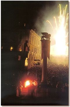 Les feux de l'artifice dans public carré le dôme